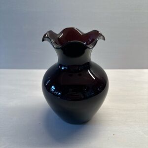 Elegant Black Ruffled Vase with Glossy Finish